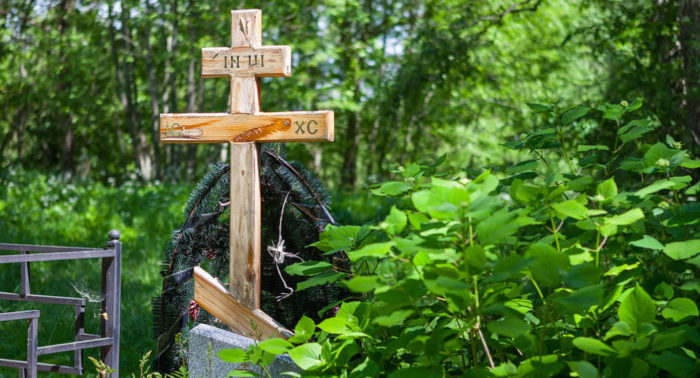 Деревянные кресты на могилу